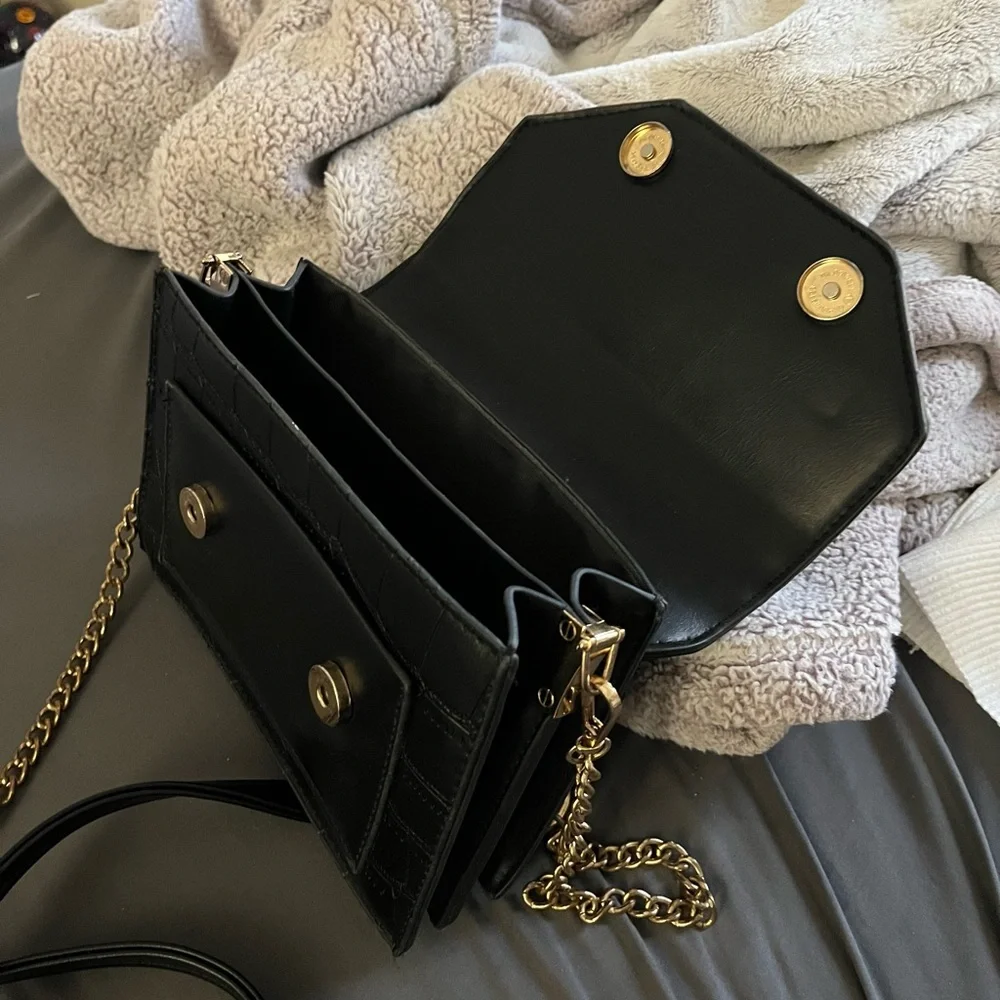 Elegant Black Croc-Embossed Handbag - Picture 4 of 4